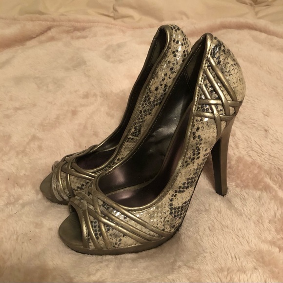 Icora Silver Snakeskin print Round Toe Platform Pumps, size 7.5 - Picture 2 of 3